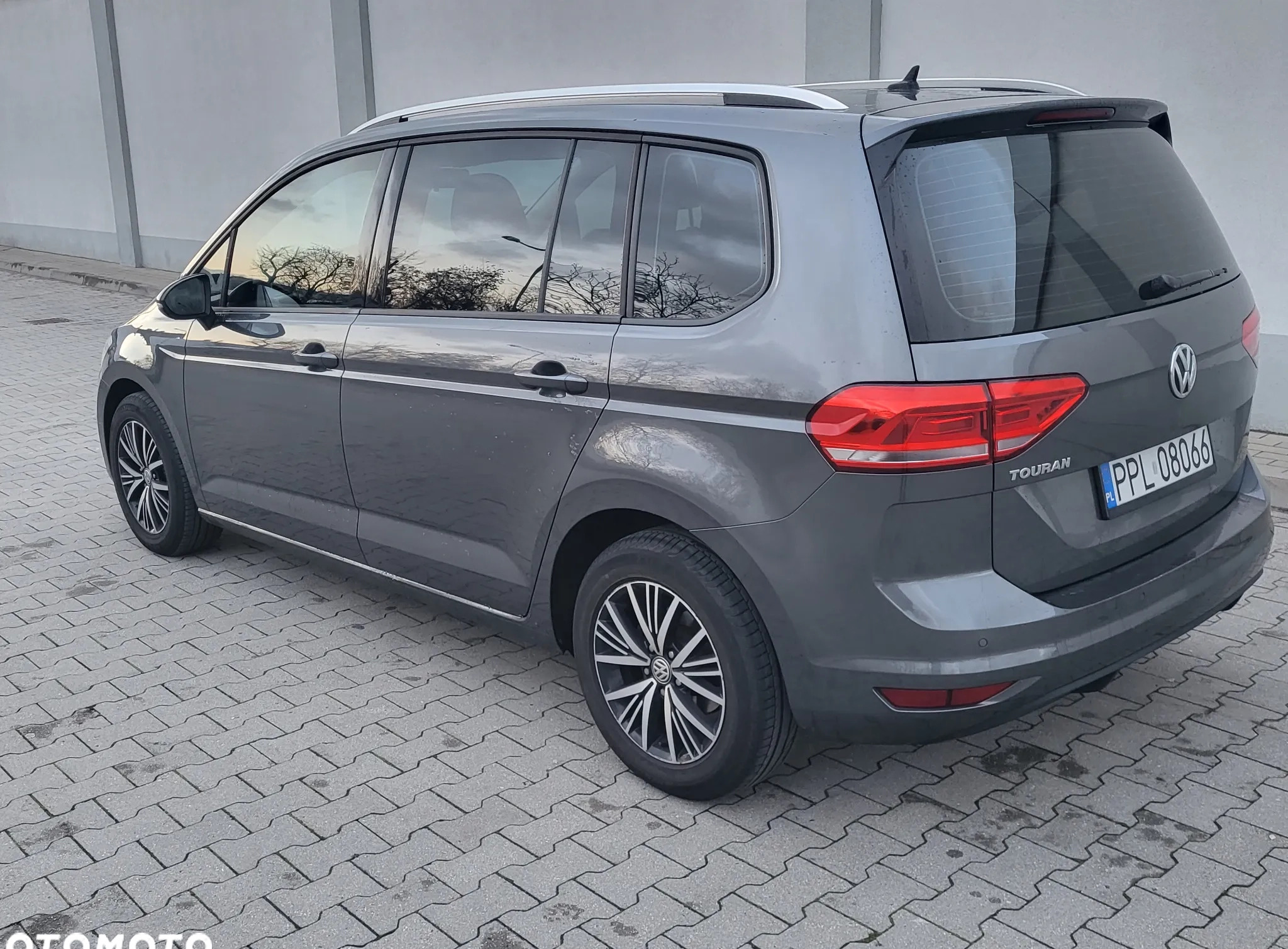 Volkswagen Touran cena 59000 przebieg: 82752, rok produkcji 2018 z Pleszew małe 92